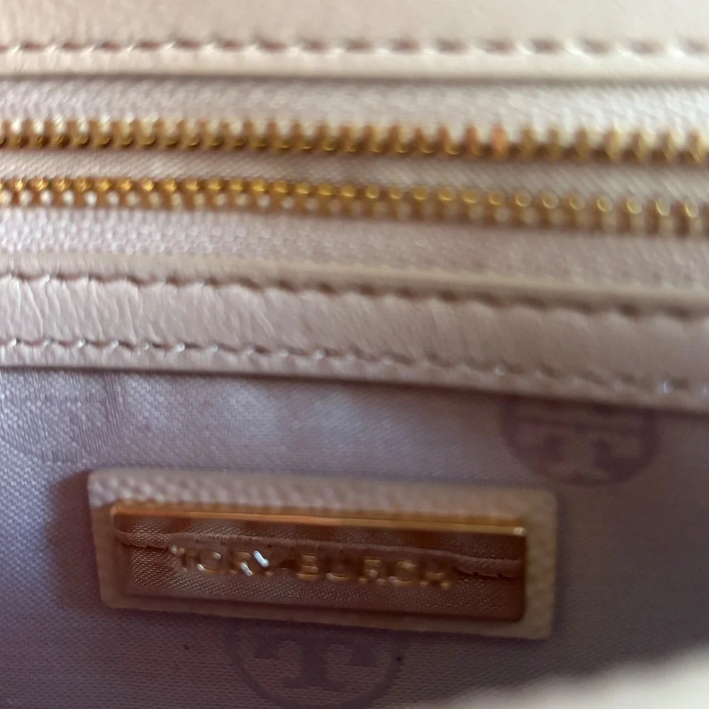 $398 NWOT TORY‎ BURCH Gigi Envelope Clutch Handbag Beige Pebbled Patent Leather - Picture 4 of 13